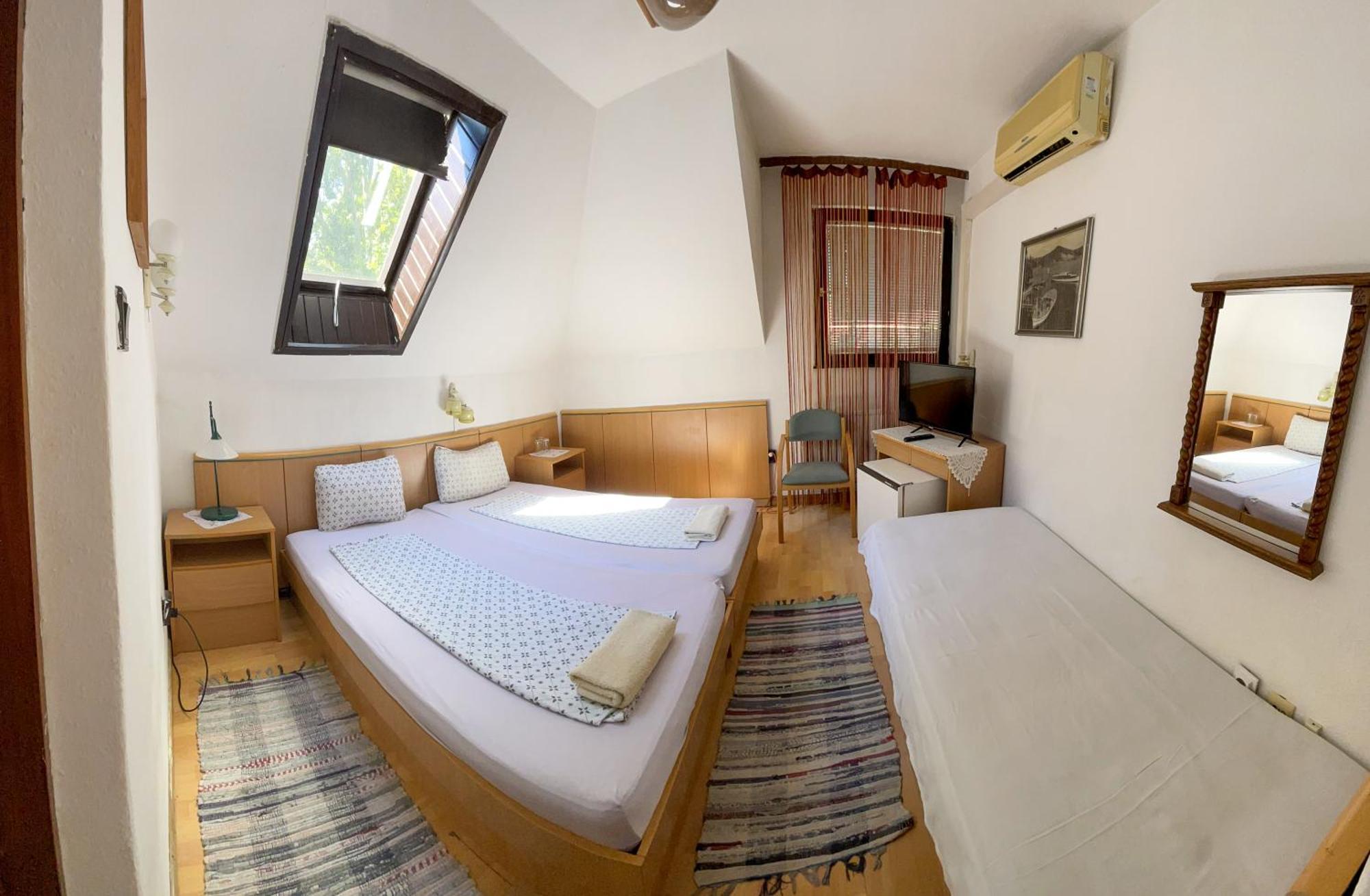 Pestujhely Panzio-Etterem Hotel Boedapest Buitenkant foto