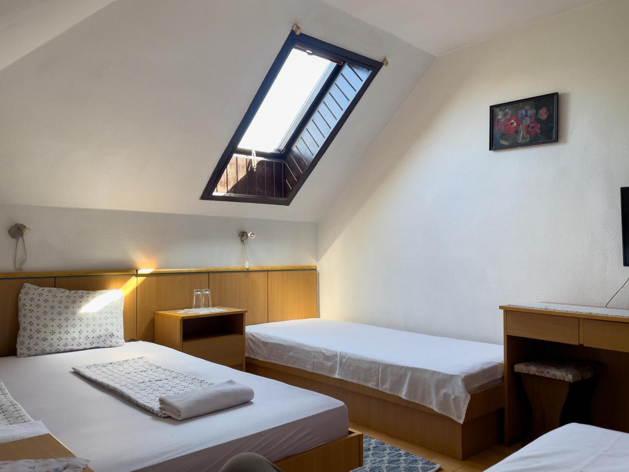 Pestujhely Panzio-Etterem Hotel Boedapest Buitenkant foto