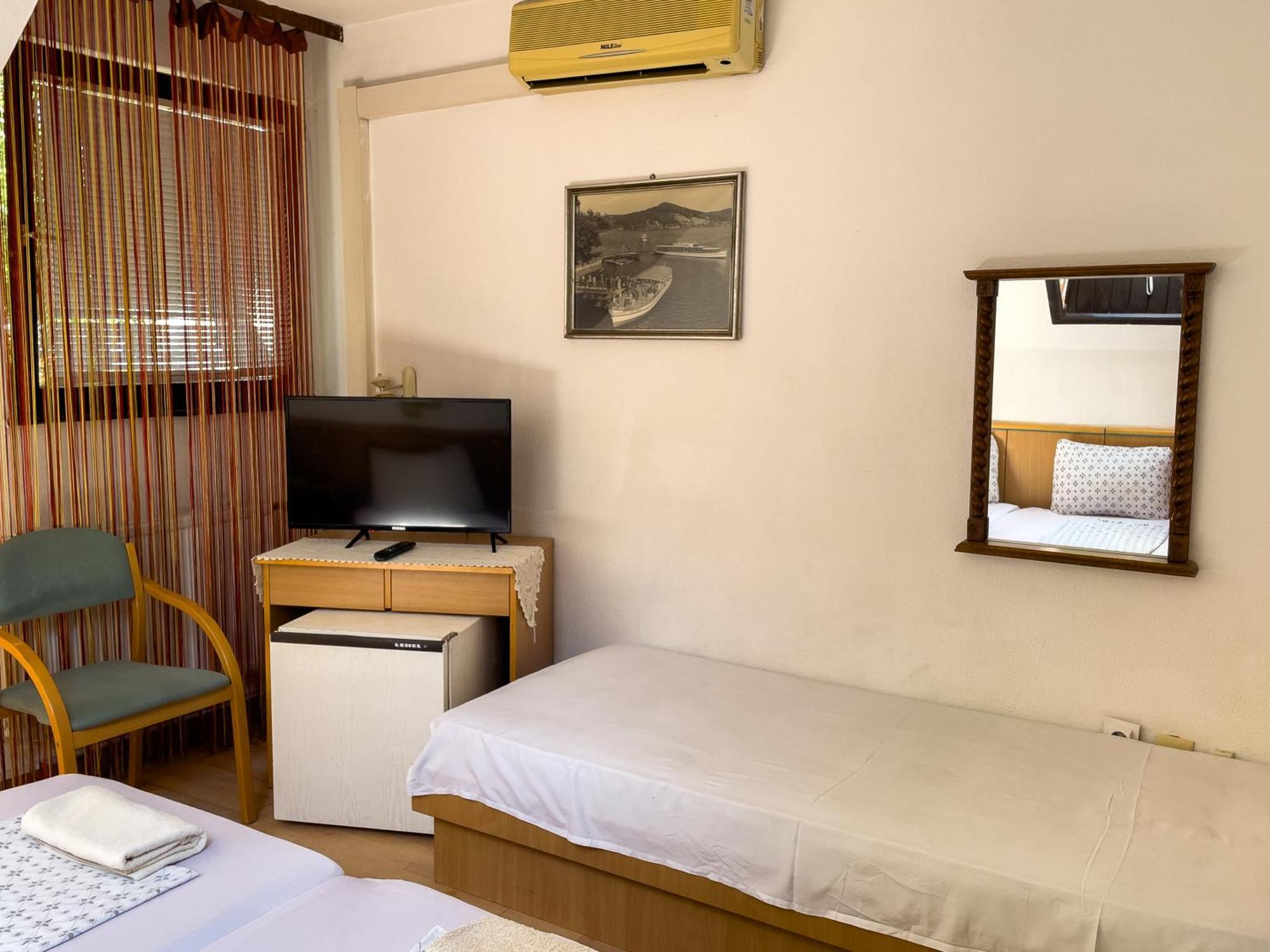 Pestujhely Panzio-Etterem Hotel Boedapest Buitenkant foto