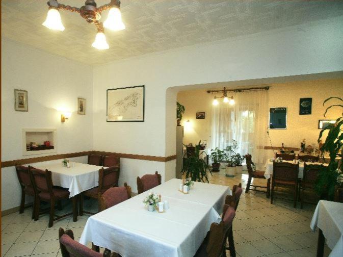 Pestujhely Panzio-Etterem Hotel Boedapest Buitenkant foto